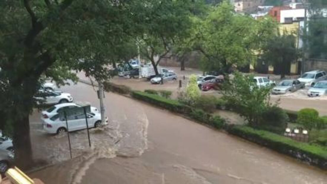 Desborda presa De la Olla e inunda Guanajuato