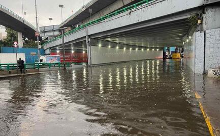Lluvias provocan inundación en bajo puente de Periférico y San Antonio en alcaldía Álvaro Obregón; dos vehículos quedaron varados