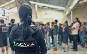 La Fiscalía Estatal de Jalisco aseguró más de un millón de pesos, armas y detuvo a un hombre, luego de un cateo realizado en un centro de rehabilitación. | Foto: Especial.