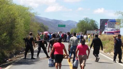Maestros quitan bloqueo en Puebla; se instalan en Oaxaca