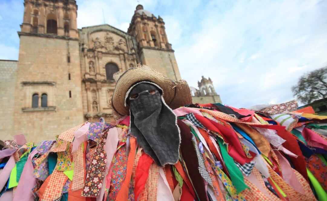 Los “tiliches” recorrieron el andador turístico desde el templo de Santo Domingo, acompañados de música y baile / Foto: Edwin Hernández. EL UNIVERSAL