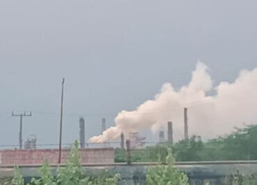 Nube de humo de refinería "Antonio Dovalí Jaime" cubre cielo de Salina Cruz tras falla en planta catalítica