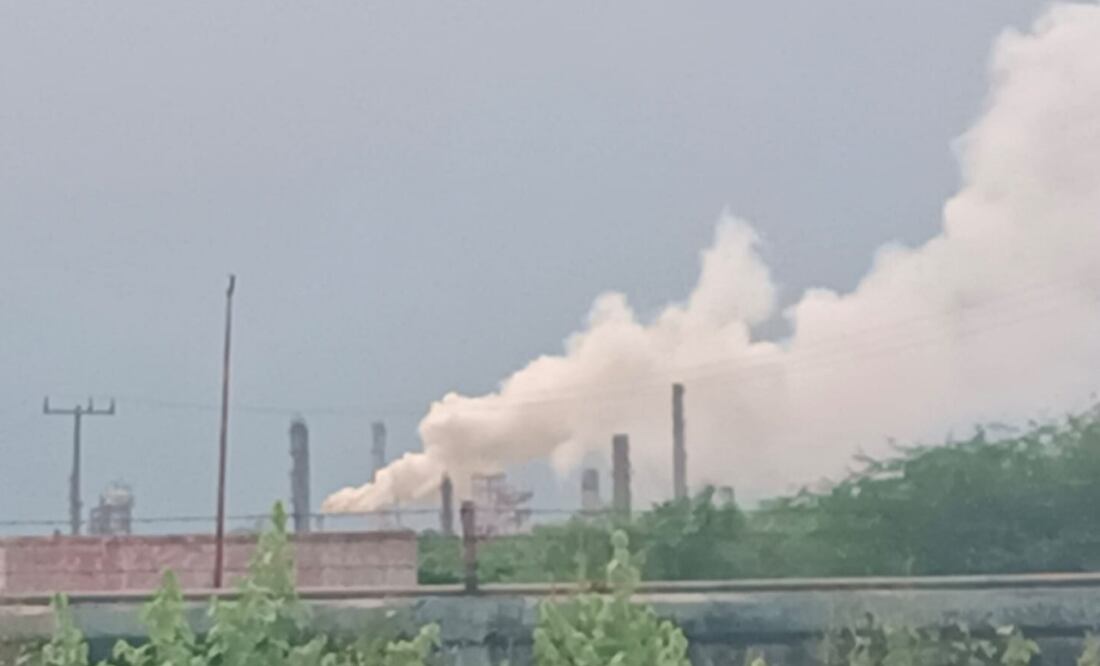 Nube de humo de la refinería cubre el cielo de Salina Cruz, luego de una falla en la planta catalítica.
Foto: Especial.