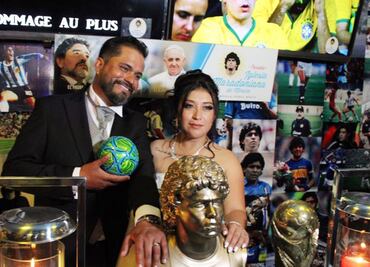 Así se celebró el primer matrimonio, no legal, en la Iglesia de Maradona en Puebla