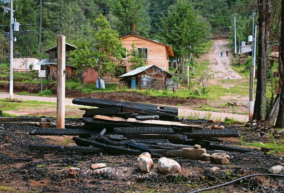 Las familias vivían con temor por los constantes tiroteos y destrucción de tuberías y paneles solares. Foto: Juana García