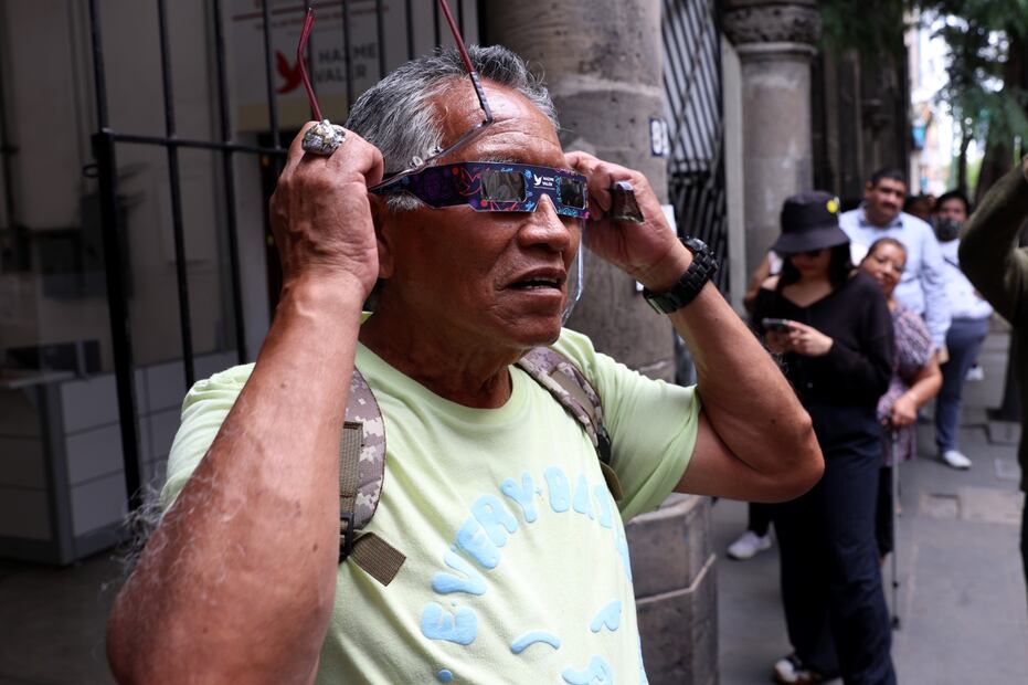 Lentes especiales para ver el eclipse solar 2024. Foto: Juan Boites EL UNIVERSAL