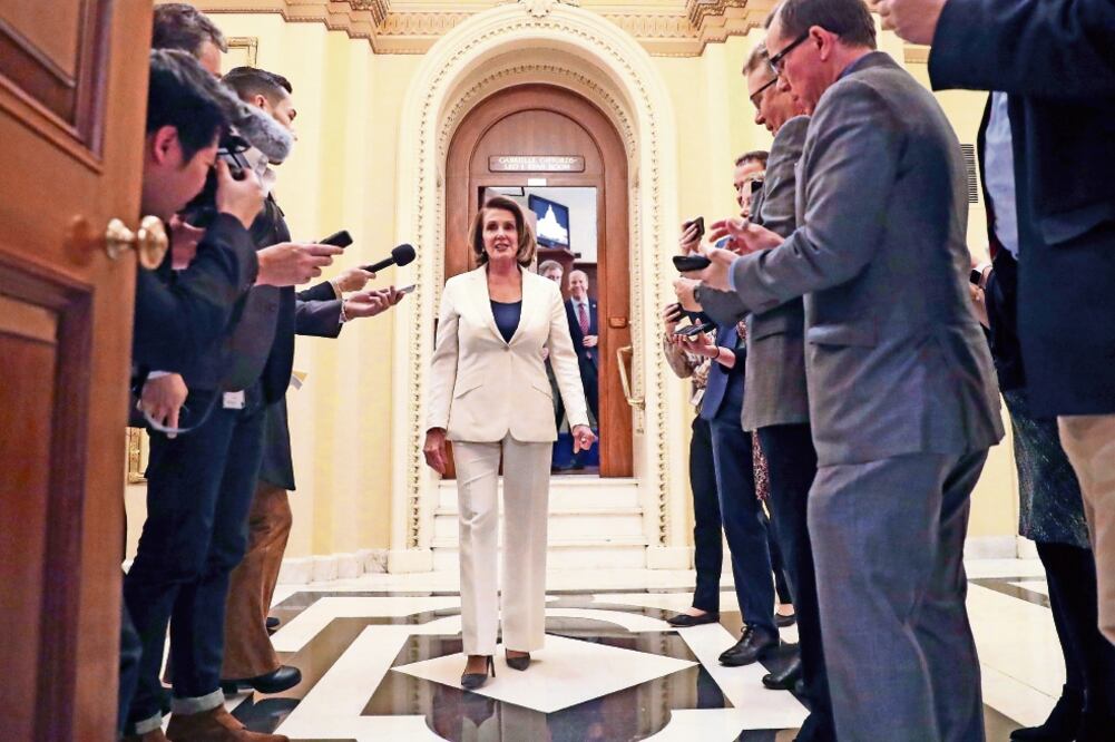 La líder de la minoría demócrata en la Cámara Baja, Nancy Pelosi, se acerca a reporteros, tras su discurso récord de ocho horas en el Capitolio en defensa de los migrantes (PABLO MARTÍNEZ MONSIVAIS. AP)