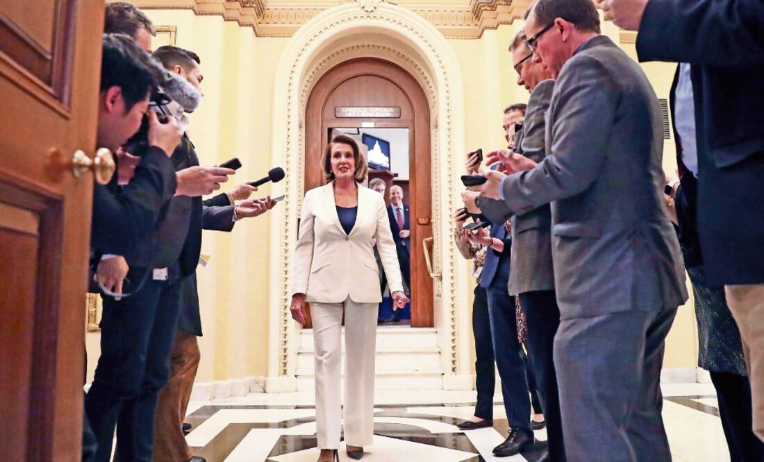 La líder de la minoría demócrata en la Cámara Baja, Nancy Pelosi, se acerca a reporteros, tras su discurso récord de ocho horas en el Capitolio en defensa de los migrantes (PABLO MARTÍNEZ MONSIVAIS. AP)