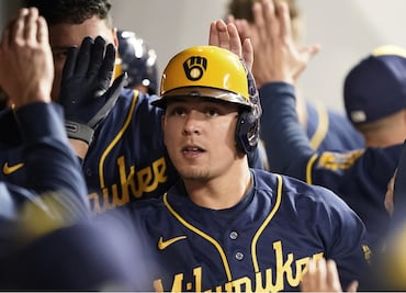 Luis Urías sigue haciendo historia en Grandes Ligas