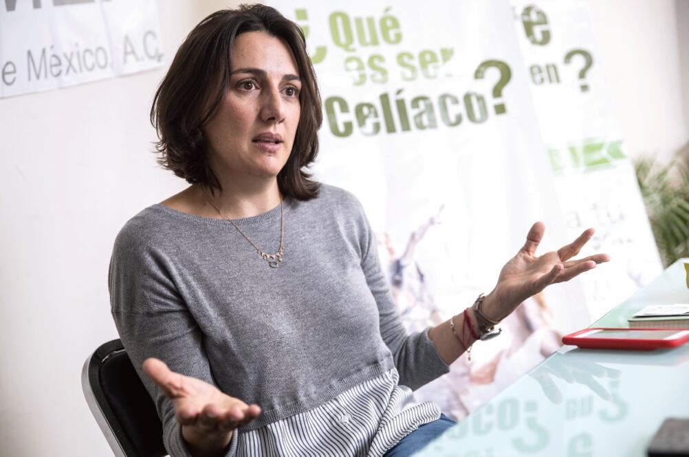 Cecilia Fonolla es madre de María, una joven de 15 años que padece intolerancia al gluten desde que era bebé, aunque entonces no se conocía la enfermedad celiaca. Los médicos incluso le dijeron que la niña era alérgica a los pañales (GERMÁN ESPINOSA)