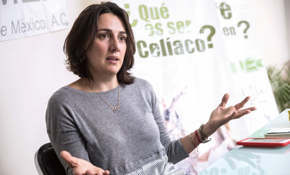 Cecilia Fonolla es madre de María, una joven de 15 años que padece intolerancia al gluten desde que era bebé, aunque entonces no se conocía la enfermedad celiaca. Los médicos incluso le dijeron que la niña era alérgica a los pañales (GERMÁN ESPINOSA)