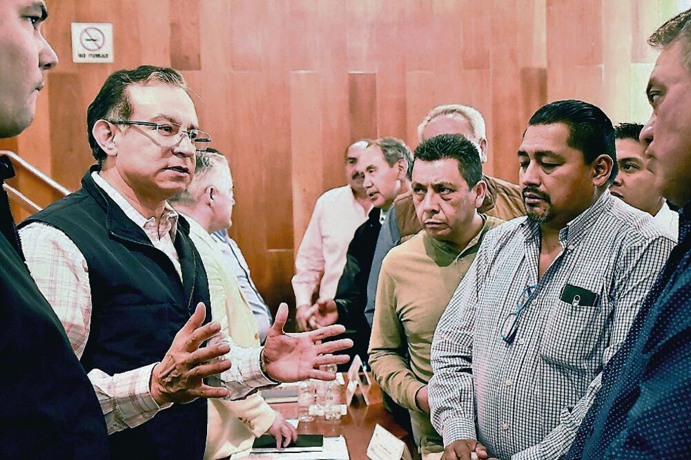 Raymundo Martínez Carbajal (izquierda) destacó la colaboración de los transportistas y las instancias de gobierno. (CORTESÍA)