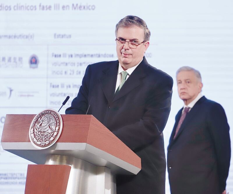 Marcelo Ebrard interrumpió al Presidente para anunciar el arribo. Foto: BERENICE FREGOSO. EL UNIVERSAL