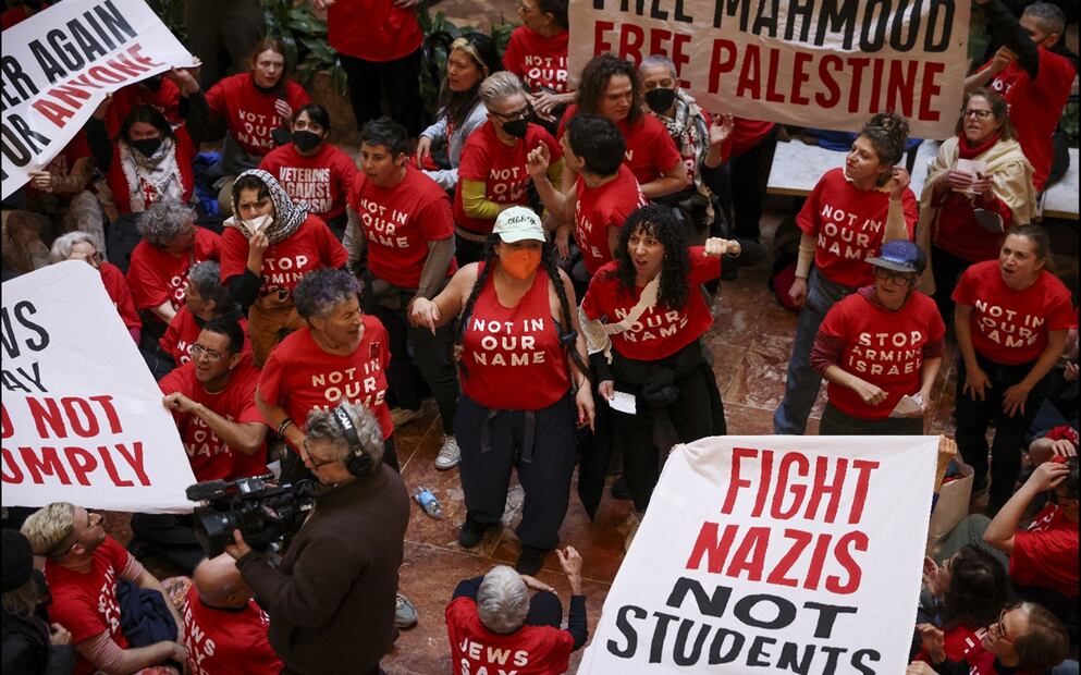 Manifestantes protestan dentro de la Torre Trump en Nueva York, en apoyo al estudiante de posgrado de Columbia Mahmoud Khalil, el jueves 13 de marzo de 2025. Foto: AP