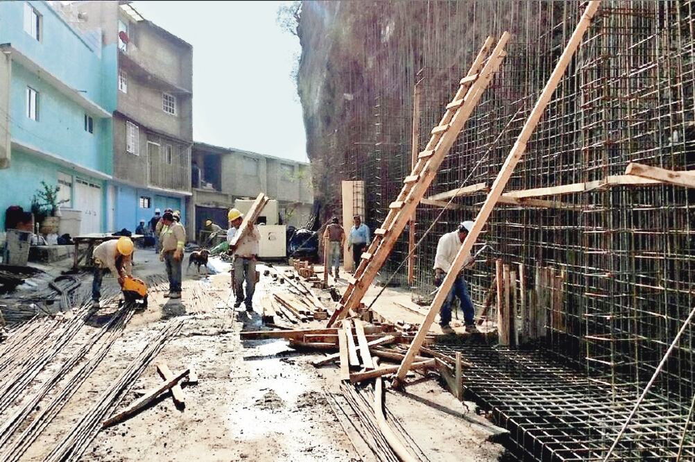 Trabajadores de la delegación Iztapalapa laboran en la construcción de un muro de contención del talud del Cerro del Peñón que ayer sufrió un deslave ocasionado por la lluvia (DELEGACIÓN IZTAPALAPA)