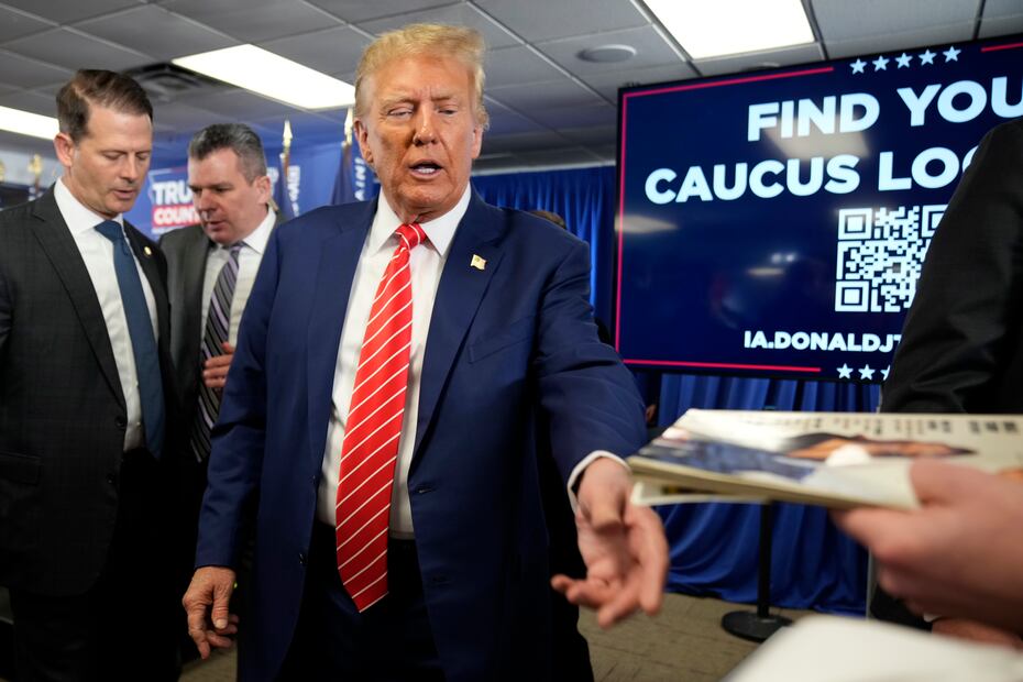 El candidato presidencial republicano, el expresidente Donald Trump, firma autógrafos después de hablar en un mitin en Des Moines Area Community College en Newton, Iowa, el sábado 6 de enero de 2024. Foto: AP Photo/Andrew Harnik