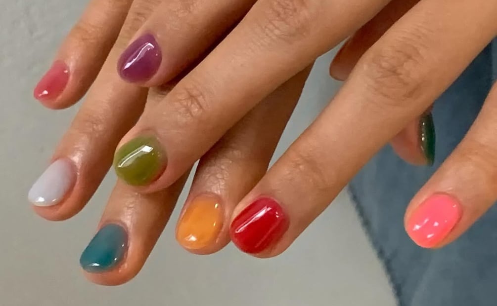 Los diseños multicolor son una gran apuesta para el verano. Foto: Instagram @onuweolnailstudio