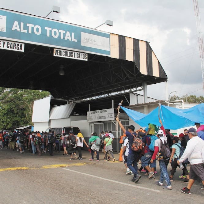 Siguen su camino. La cuarta caravana migrante avanzó ayer de Tapachula a Huixtla, Chiapas. Foto: MARÍA DE JESÚS PETERS. EL UNIVERSAL
