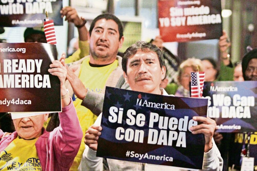 Manifestantes expresan su apoyo a los programas DACA y DAPA del gobierno de Barack Obama, durante una protesta en Houston en 2015 (ARCHIVO. AP)