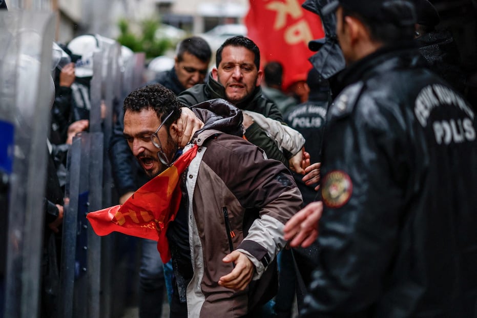 La policía turca detiene a un manifestante durante una concentración del Primero de Mayo (Día del Trabajo), en Besiktas, un distrito de Estambul, el 1 de mayo de 2026. Foto: AFP