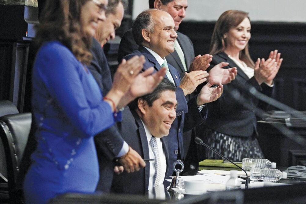 Miguel Barbosa Huerta (PRD), presidente de la Mesa Directiva del Senado, dijo a sus compañeros de la Comisión Permanente que deben sentirse orgullosos por las reformas aprobadas en la 62 Legislatura (ARIEL OJEDA. EL UNIVERSAL)