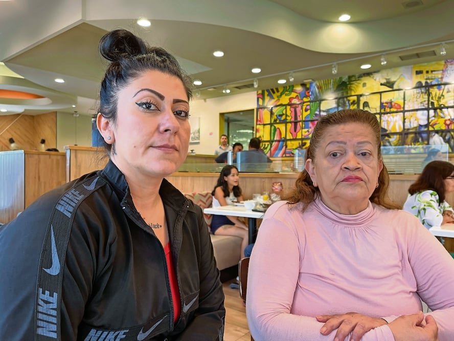 Alba Yraís y su madre Alba Pérez dicen que la fiscalía no investigó el delito que les sembraron. Foto: Justino Miranda | El Universal
