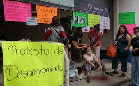 Mujer se desangra como forma de protesta frente a Fiscalía de CDMX; acusa falta de atención a carpetas de investigación