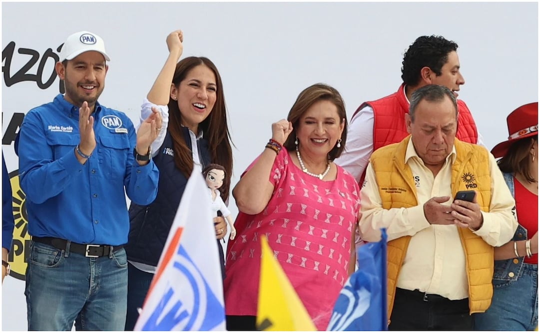 Xóchitl Gálvez en el estadio Sergio León Chávez, junto a Marko Cortés y Jesús Zambrano. Foto: Berenice Fregoso/ EL UNIVERSAL