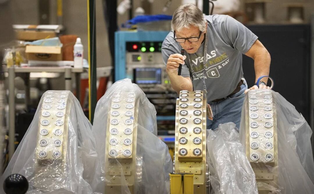 En esta fotografía facilitada por los Laboratorios Nacionales Sandía, un técnico inspecciona celdas catódicas para agregar voltaje inductivo y que son necesarias para el inyector Scorpius que es armado en ese lugar en Albuquerque, Nuevo México, el 8 de junio de 2023. Foto: AP