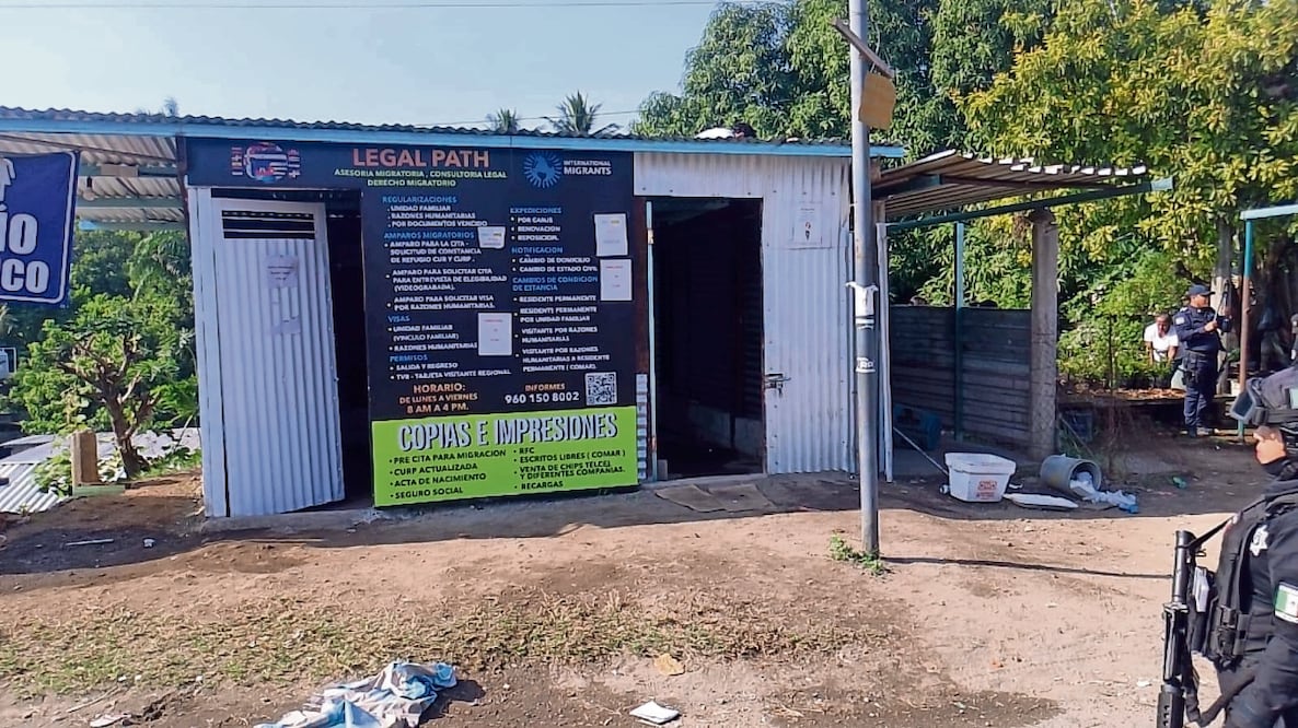 Autoridades estatales realizaron un operativo en un cibercafé de Tapachula, donde supuestos abogados ofrecían trámites migratorios por hasta 5 mil pesos. Foto: Especial