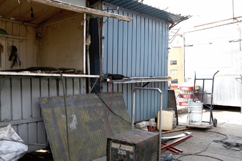 En el paradero de La Raza, algunos comerciantes realizan trabajos de herrería y soldadura para afianzar los laminados de los locales que habían sido retirados (VALENTE ROSAS. EL UNIVERSAL)