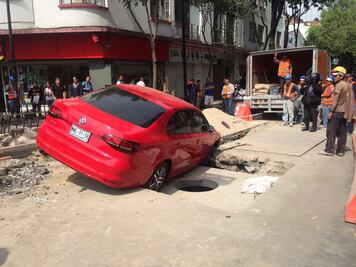 Auto cae a zanja tras atropellar a mujer en Bucareli