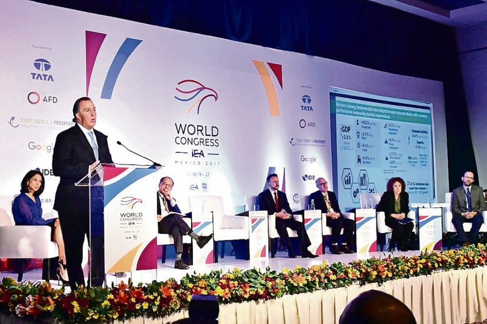 El secretario de Hacienda, José Antonio Meade, dio la bienvenida a los asistentes al Congreso Mundial de la Asociación Económica Internacional durante la inauguración del evento. (TOMADA DE TWITTER)