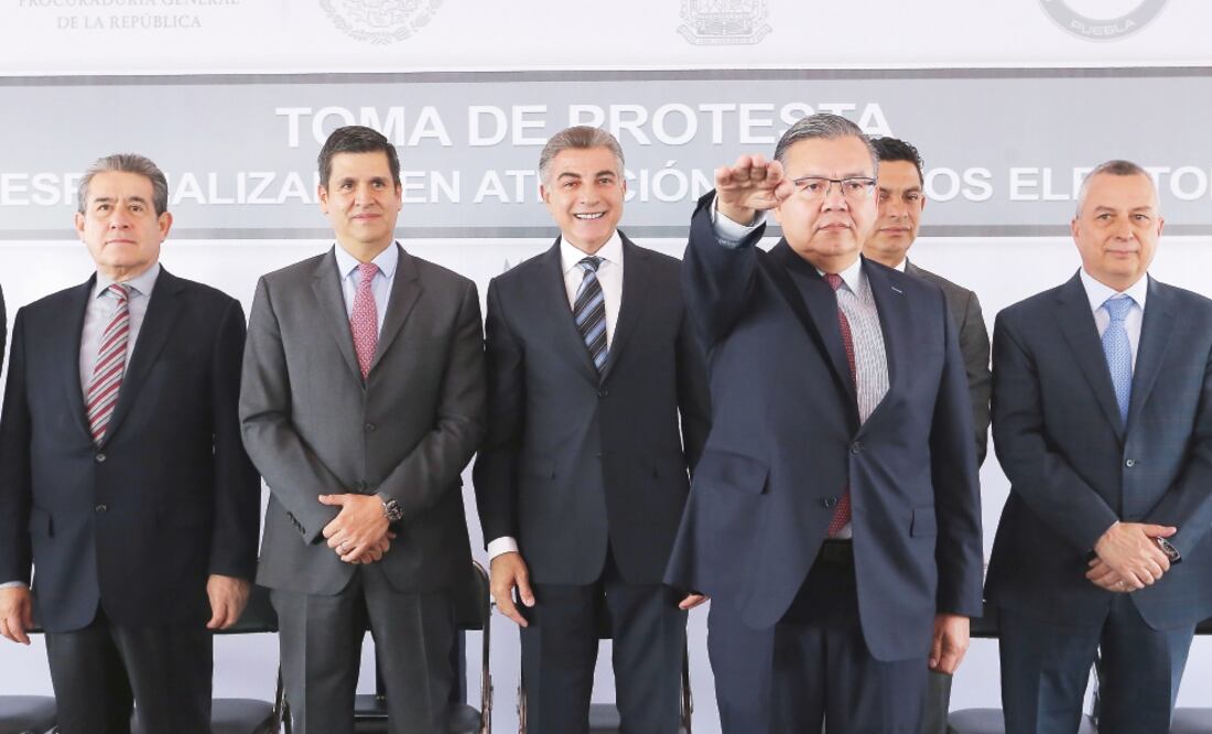 Armando López Aguirre tomó protesta como titular de la FEPADE en Puebla. Autoridades lo exhortaron a conducirse con ética pública.