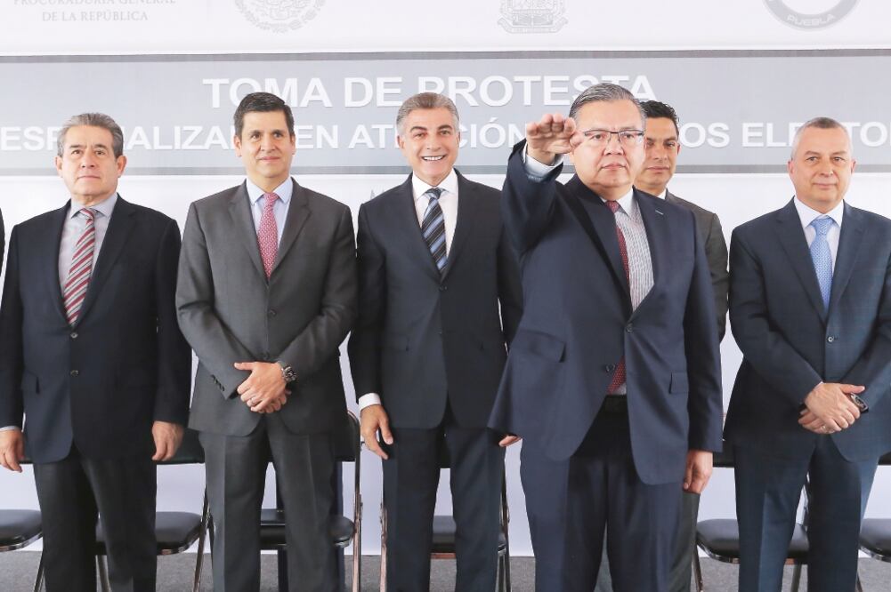Armando López Aguirre tomó protesta como titular de la FEPADE en Puebla. Autoridades lo exhortaron a conducirse con ética pública.