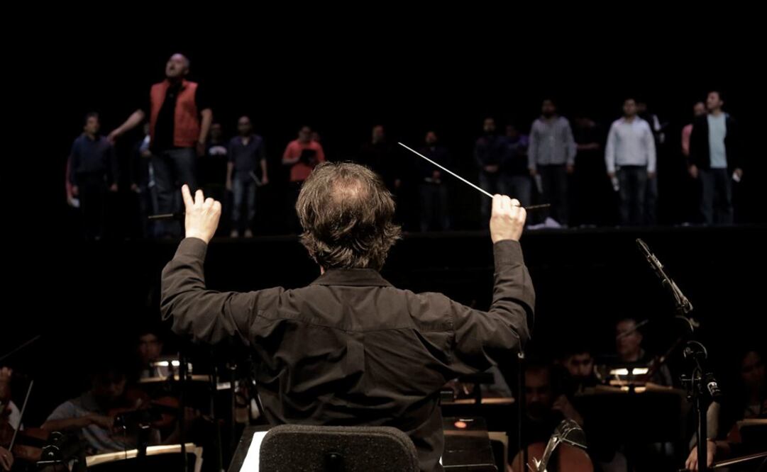 El tenor estuvo atento a las indicaciones del director José Areán, encargado de la Orquesta Sinfónica de Minería. Alejandra Leyva / EL UNIVERSAL