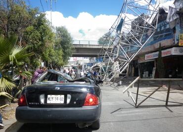 Conductor sale ileso tras caer espectacular sobre auto en Tultitlán