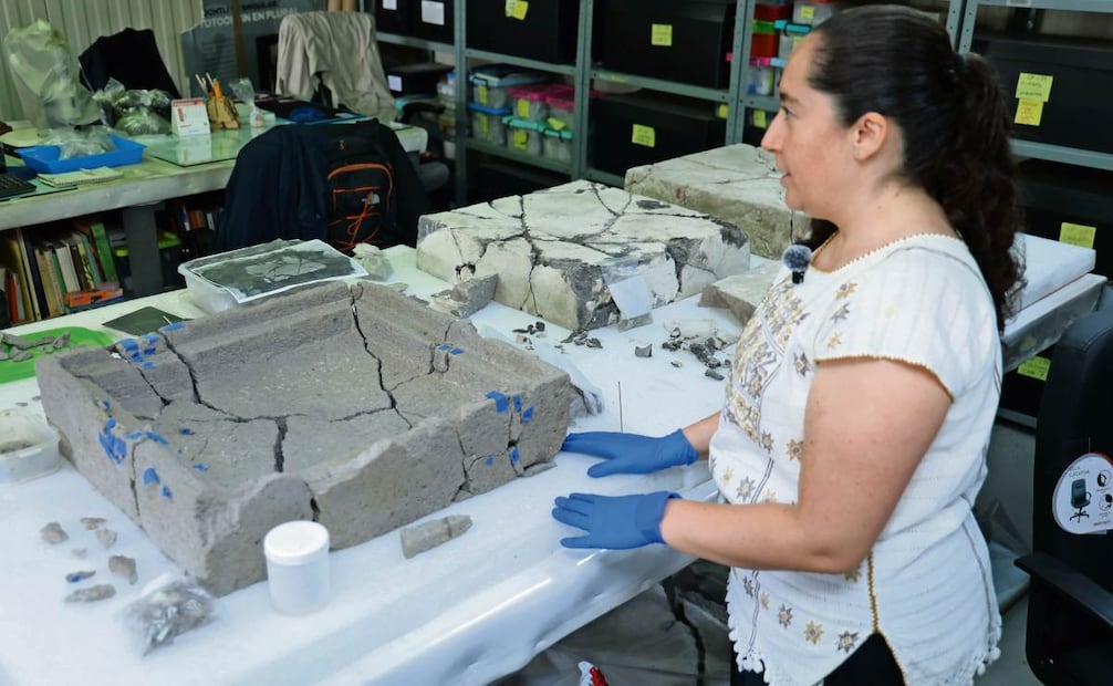 Mesas de trabajo del laboratorio del Proyecto Templo Mayor con los cofres hechos de piedra, hallados en las ofrendas 186, 187 y 189. Foto: Fernanda Rojas / EL UNIVERSAL