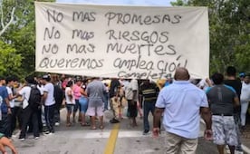 Habitantes bloquean acceso a Celestún, Yucatán; exigen reparar carretera peligrosa tras accidente que dejó 5 personas muertas