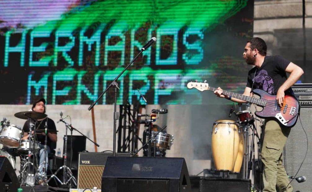 La banda "Los hermanos menores" abrió la cartelera de la Noche de primavera en el escenario mayor de la alameda central, metros mas adelante en el kiosko había DJs poniendo musica urbana. FOTO: CARLOS MEJIA/EL UNIVERSAL