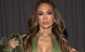JLo deslumbra con vestido verde olivo y escote profundo 