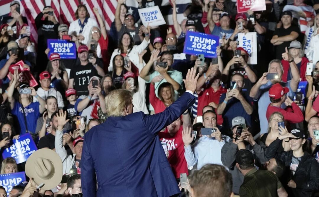 El expresidente y aspirante a la candidatura republicana a la presidencia de EEUU Donald Trump sale de un mitin de campaña el sábado 29 de julio de 2023 en Erie, Pensilvania. Foto: AP