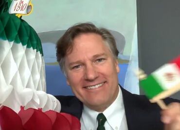 Exembajador de EU en México vive “experiencia surreal”; se encuentra con El Chapulín Colorado en aeropuerto