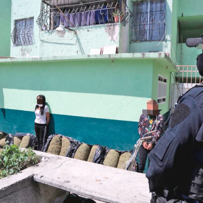 En el operativo denominado Montón, agentes de la SSP persiguieron a un hombre con actitud sospechosa hasta una vecindad, en donde encontraron a una mujer que guardaba marihuana en bolsas negras. SSP CDMX