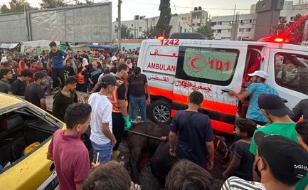 Bombardeos israelíes dejan decenas de muertos en 2 hospitales de Gaza, reportan autoridades