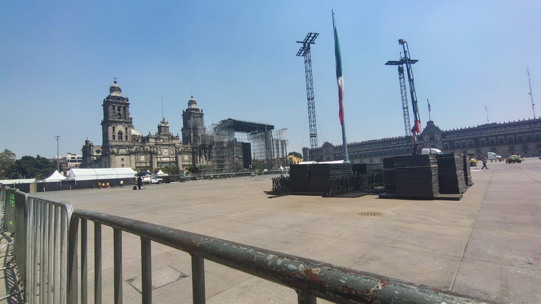Montan estructuras para concierto de Shakira en el Zócalo que se realizará este domingo 1 de marzo a las 20:00 horas. (Foto: Arantxa Meave)