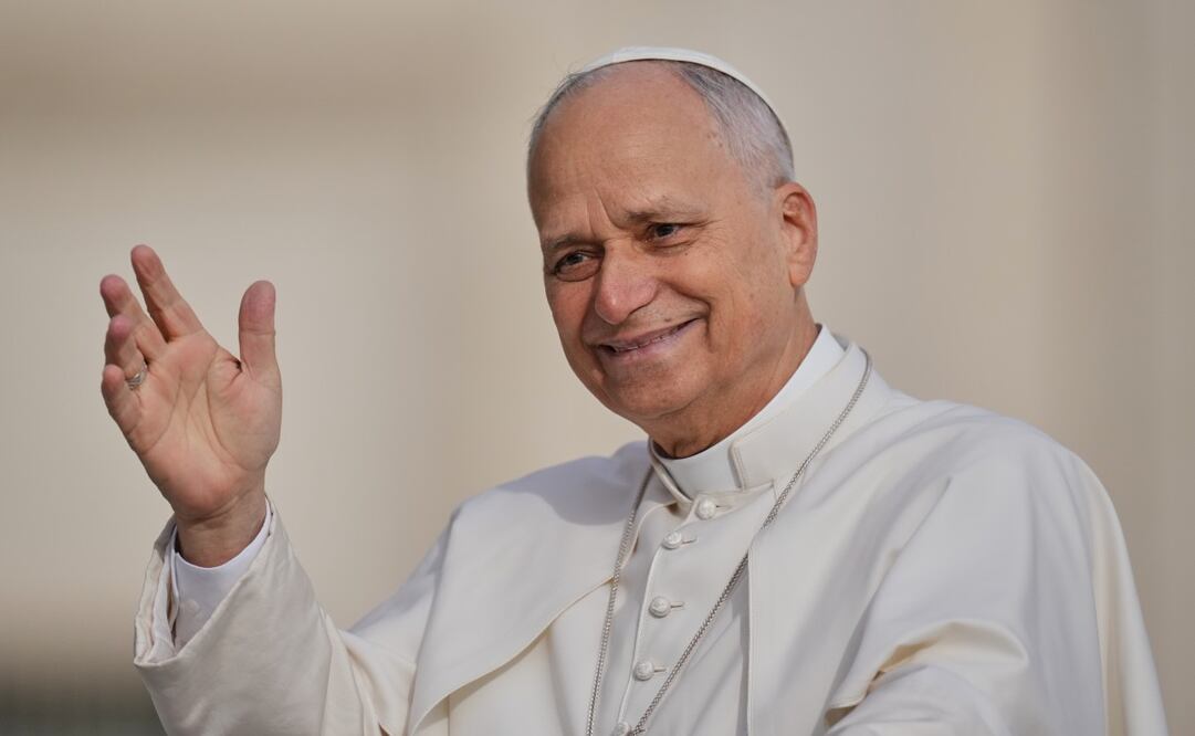 El papa León XIV llega para una audiencia por el Jubileo de los Coros en la plaza de San Pedro, en el Vaticano, el sábado 22 de noviembre de 2025. Foto: AP