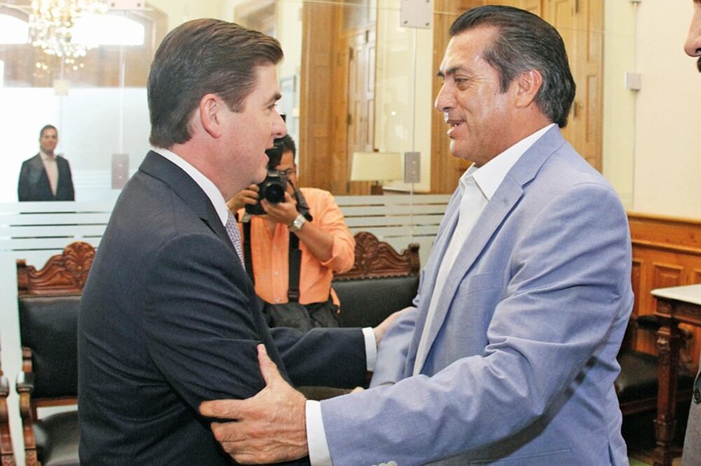 El ex gobernador de Nuevo León, Rodrigo Medina de la Cruz, y Jaime Rodríguez El Bronco se reunieron durante la etapa de transición (EMILIO VÁSQUEZ)