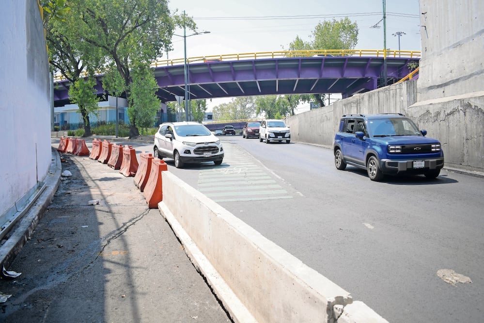La ciclovía de Calzada de Tlalpan, a la altura del bajopuente de Taxqueña, fue dividida con un muro de concreto. Foto: Santiago Cadena/ EL UNIVERSAL