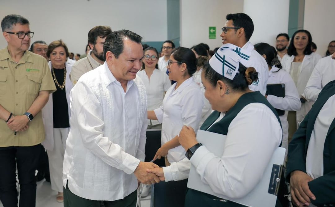 El gobernador Joaquín Díaz Mena, junto con el director general del IMSS-Bienestar, Alejandro Svarch Pérez, dieron la bienvenida al personal que se integrará a esta nueva unidad hospitalaria. | Foto: Especial.